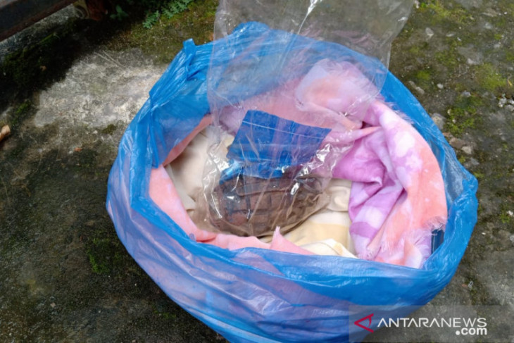 Warga Solok Sipin Jambi menemukan granat 'nanas' terbungkus kain dan plastik