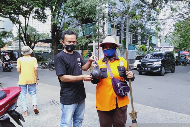 PWI Tangerang bagikan daging kurban ke warga terdampak COVID