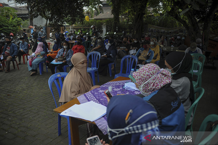 Pembagian bantuan sosial di Bandung 