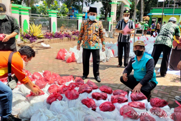 Kemenag Rejang Lebong bagikan daging kurban untuk warga isoman