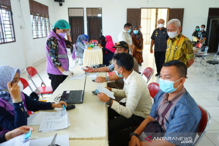 Bupati Asahan pantau vaksinasi tenaga pendidik