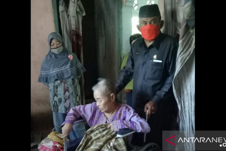 Ketua DPRD Bangka salurkan bantuan kursi roda bagi lansia