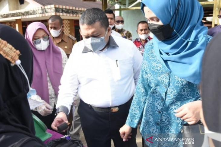 Bupati Tapsel pantau penimbangan perdana bank sampah