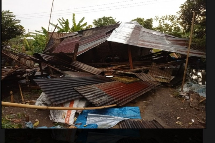 Hujan disertai angin kencang terjang rumah warga