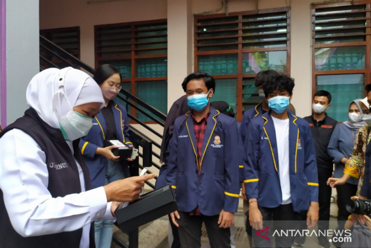 Gubernur Khofifah: Sebanyak 1,3 juta siswa SMA/SMK harus divaksin sebelum PTM terbatas