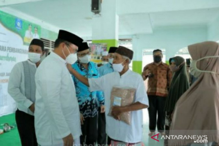Gubernur Erzaldi serahkan paket sembako untuk mustahik Desa Teru