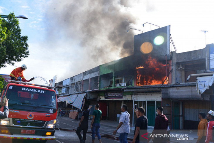 KEBAKARAN TOKO PEDAGANG DI PASAR LAMBARO