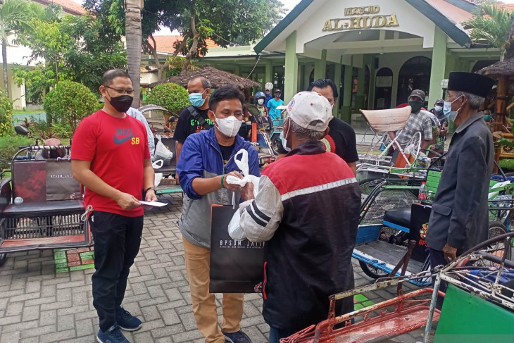 Idul Adha 1442 H, wartawan Pemprov Jatim bagikan daging kurban