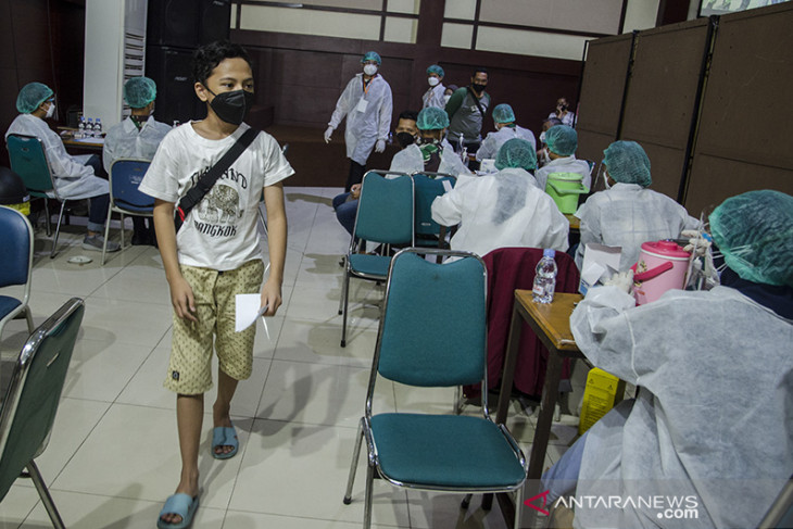 Vaksinasi massal di kampus Itenas Bandung 