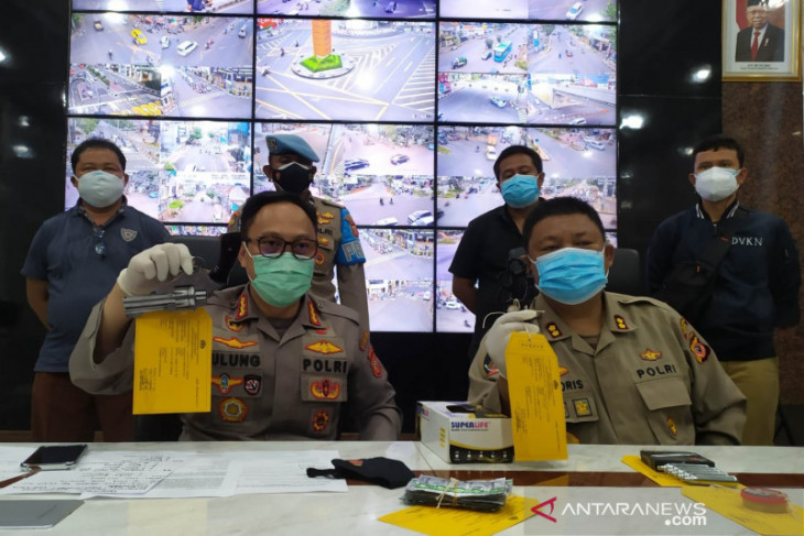Polrestabes Bandung tangkap pemuda bawa senjata api diduga massa aksi unjuk rasa