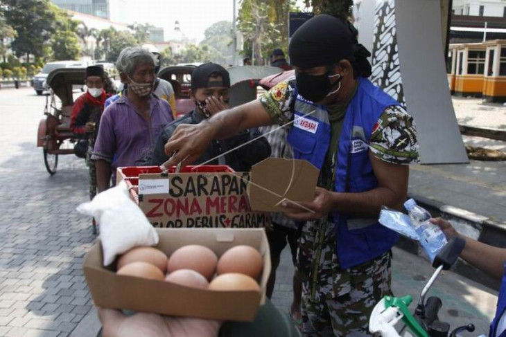 Membagikan sarapan