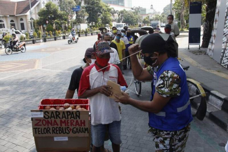 Membagikan sarapan