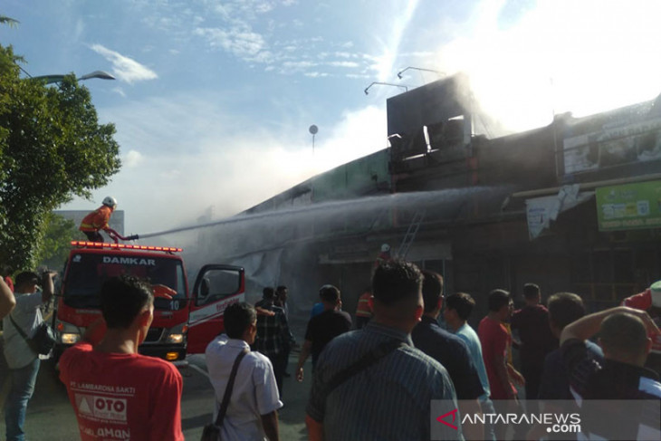 Lima mobil pemadam dikerahkan padamkan kebakaran toko di Aceh Besar