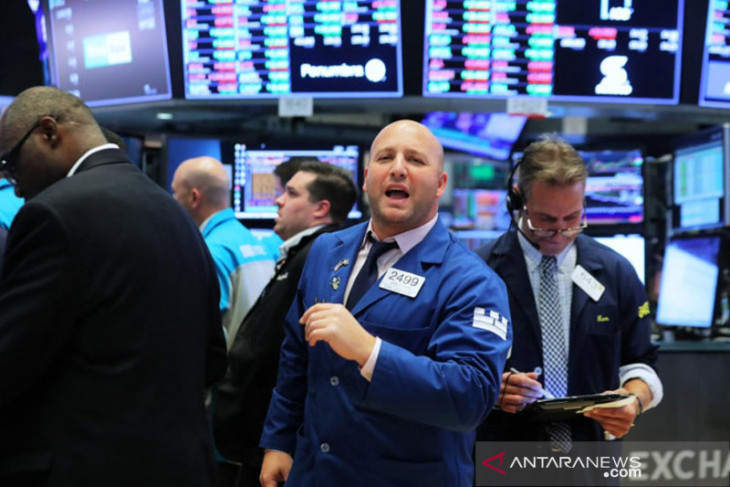 Wall Street berakhir beragam, Fed masih jauh dari kenaikan suku bunga
