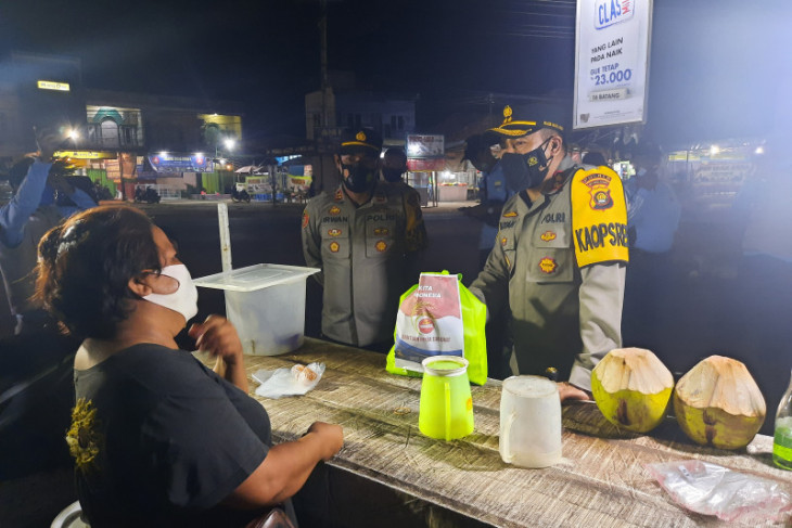 Kapolres Muarojambi bagikan sembako langsung ke rumah warga miskin