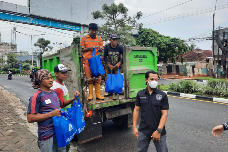 Polda Jambi bagikan paket sembako untuk petugas kebersihan