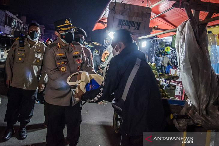 Bantuan sembako untuk warga terdampak COVID-19 di Bandung 