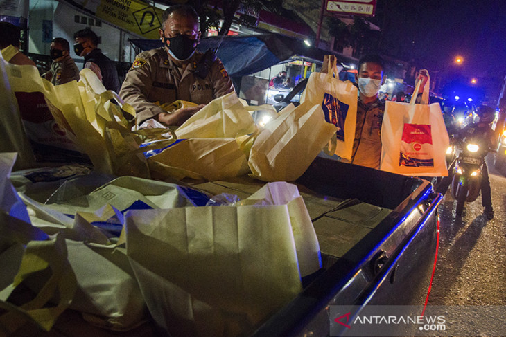Bantuan sembako untuk warga terdampak COVID-19 di Bandung 