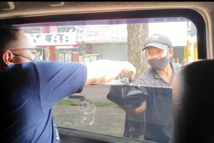 Ini dia aksi terpuji pemuda di Tangerang bagikan makan gratis ke warga