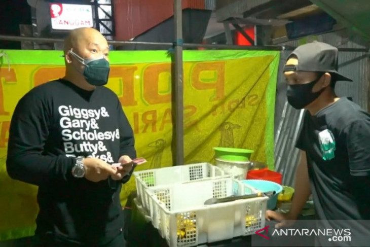 Mantan Bupati Berau borong dagangan untuk warga isoman