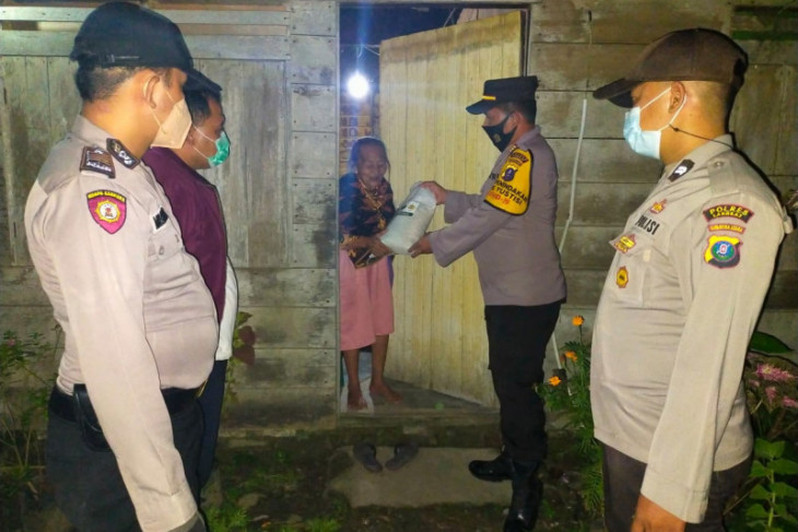 Kapolres Langkat antar langsung bansos ke rumah warga