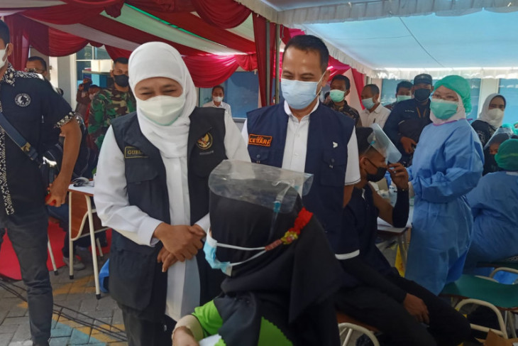 Gubernur Khofifah pastikan pasokan vaksin aman