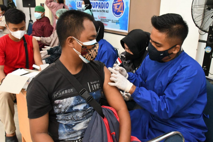 Lantamal XII Pontianak terjunkan dua tim vaksinator ikut serbuan vaksin massal