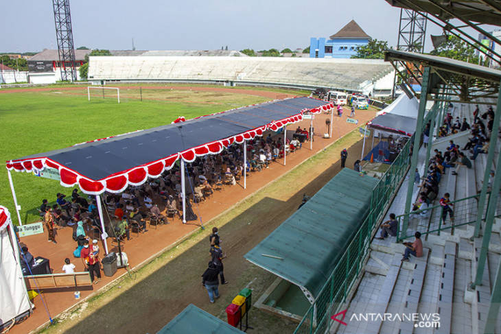 Vaksinasi massal COVID-19 di stadion Singaperbangsa 