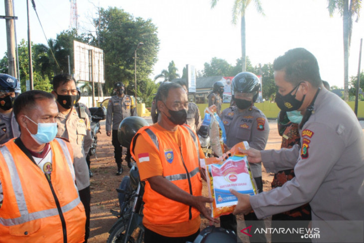 Polres Bangka Tengah salurkan beras kepada warga terdampak COVID-19