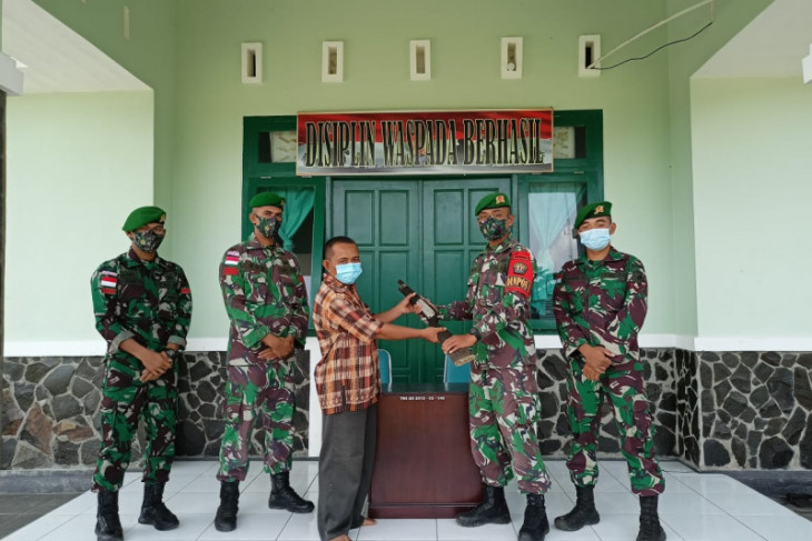 Warga Temajuk Kabupaten Sambas serahkan senpi rakitan ke Satgas Pamtas