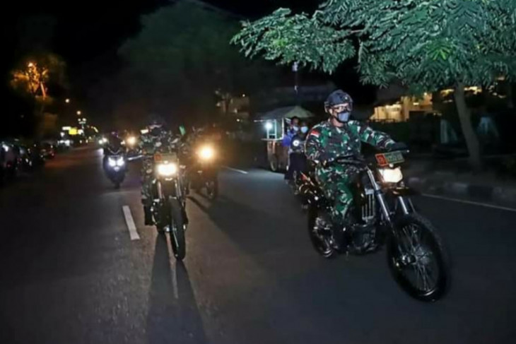 Pangdam XII/Tpr dengan sepeda motor patroli dan tinjau Posko PPKM di Pontianak