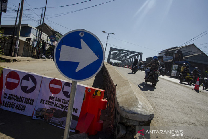 Jembatan sungai Citarum retak 