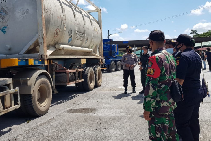 Satgas Pamtas amankan bongkar muat Isotank Oxygen di perbatasan
