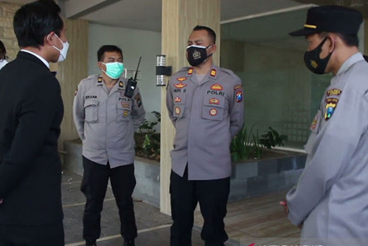 Polisi bubarkan enam kerumunan hajatan pernikahan di Jember