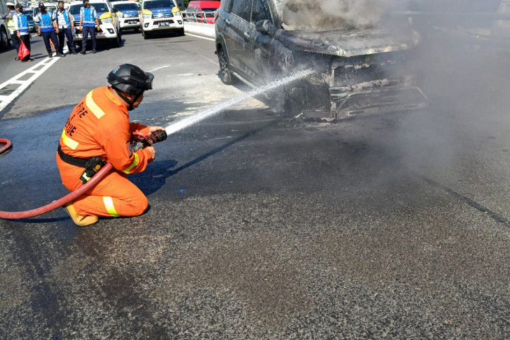 Mobil pegawai Setjen DPR terbakar saat melaju di tol