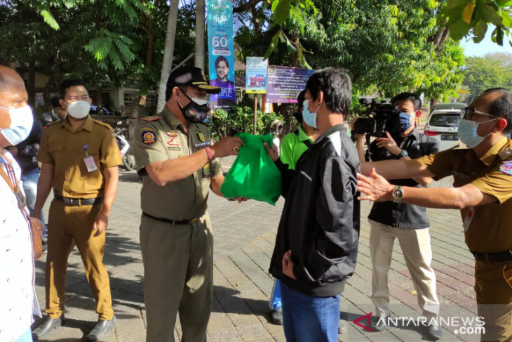 Tim Yustisi Denpasar pantau bagi sembako sekaligus pantau prokes