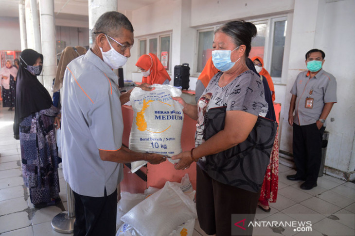 PENYALURAN BERAS PKH DI KANTOR POS BANDA ACEH