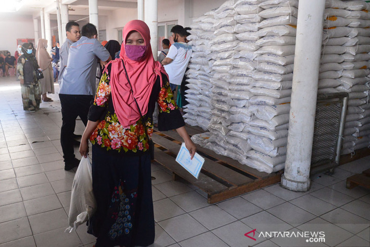 PENYALURAN BERAS PKH DI KANTOR POS BANDA ACEH