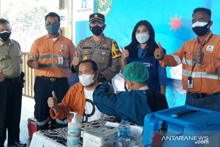 900 karyawan PT Agincourt Resources disuntik vaksin gotong royong dosis pertama