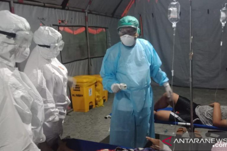 Petugas medis RS Madani Palu merawat pasien COVID-19 di tenda darurat