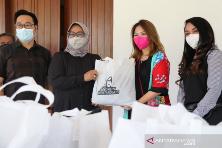 Bupati Bogor terima 300 paket sembako bantuan pandemi