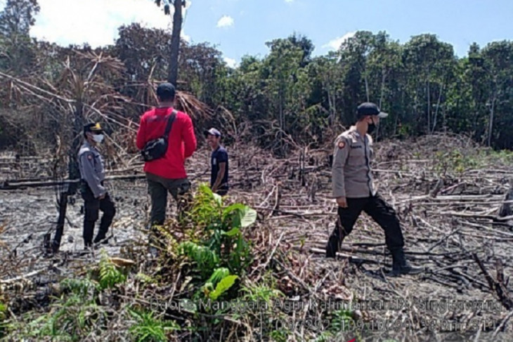 Lahan terbakar di Singkawang akibat cuaca panas