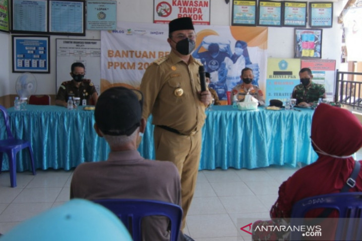 Pemprov Babel salurkan beras bantuan Presiden Jokowi dari rumah ke rumah