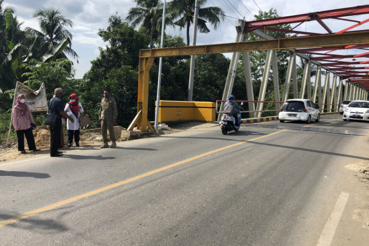 Legislator tinjau kondisi portal jembatan Paringin