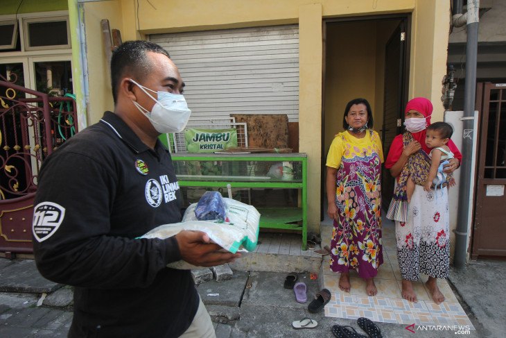 Pembagian Bantuan Beras di Surabaya