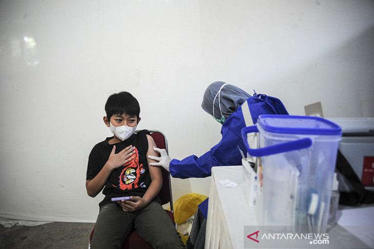 Vaksinasi COVID-19 BAGI anak di Bandung 