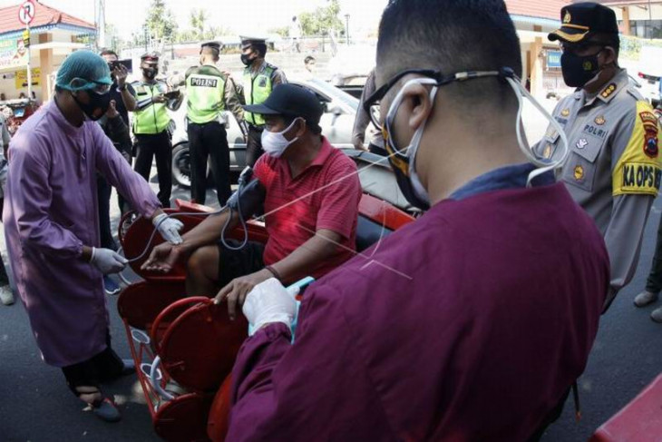 Vaksinasi COVID-19 pengayuh becak