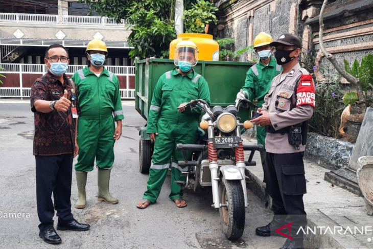Pemkot Denpasar semprotkan cairan eco enzyme untuk tekan COVID-19