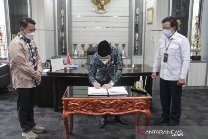 Bupati HST tandatangani naskah aset dua sekolah senilai Rp 3 miliar lebih