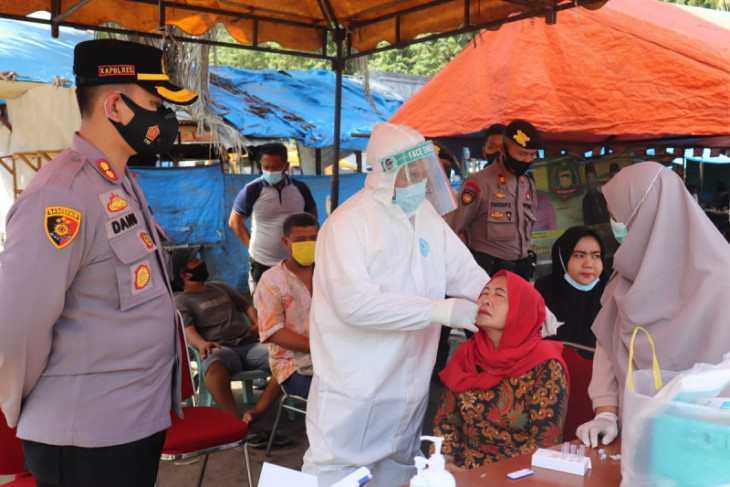 Kapolres Langkat bagikan masker dan saksikan pedagang pasar di-swab